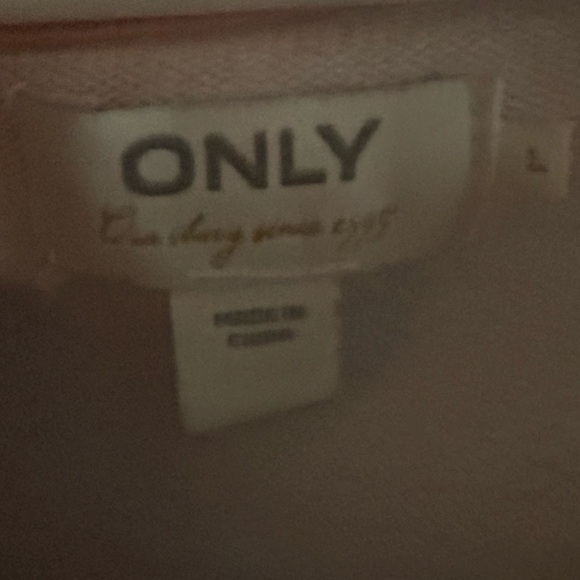 Only  size large aWomen's Soft Cream Long Sleeve Top- new or like new - Picture 5 of 7